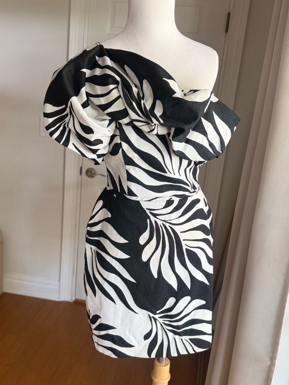 White House Black Market Palm Print One-Shoulder Mothers Day Dress - Size 4 NWT